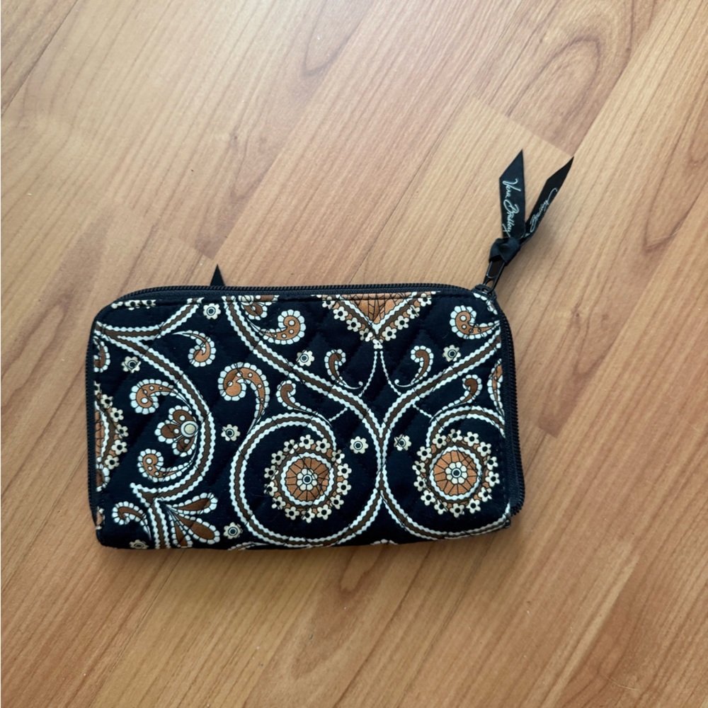 Vera Bradley Caffe Latte Zip Around Wallet Wristlet Brown Black quilted paisley